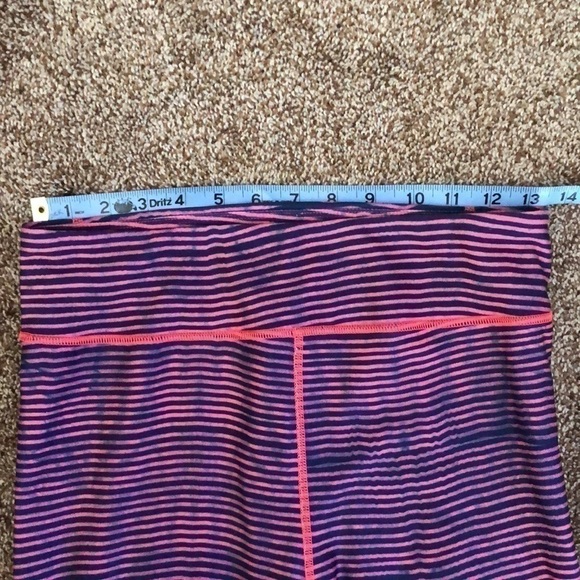 𝅺Under Armour Women’s Compression Capri Leggings - Picture 4 of 10